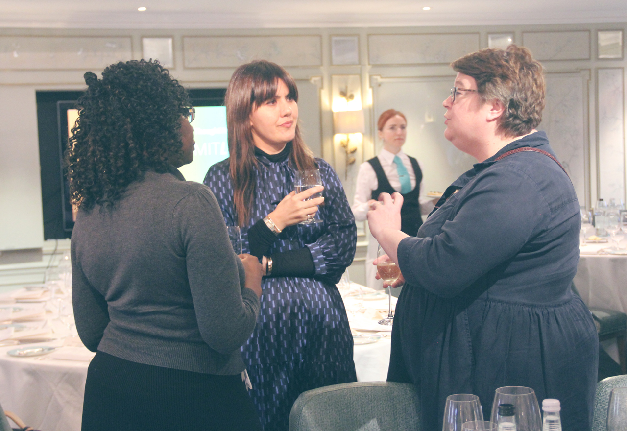 Tres personas en plena conversación en un evento de Limitless