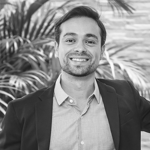 homem_branco_de_terno_sorrindo_foto_preto_e_branco_renan_martins_diretor_de_tecnologia homem_branco_de_terno_sorrindo_foto_preto_e_branco_renan_martins_diretor_de_tecnologia