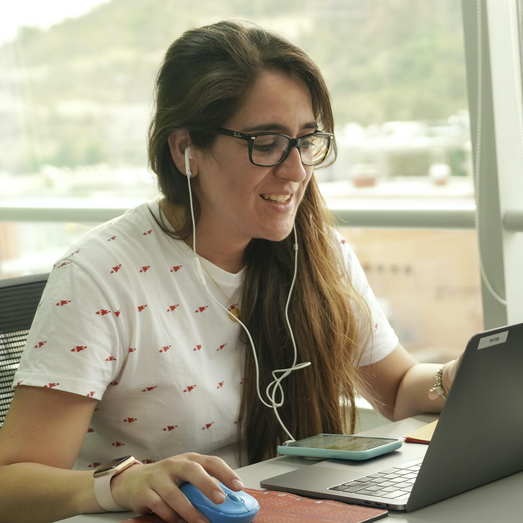 Image of a Thoughtworker in Chile working and smiling