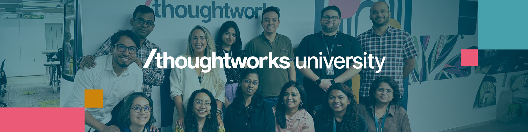 Grupo de Thoughtworkers em frente a uma parede azul com o logotipo da Thoughtworks University em texto branco em negrito.