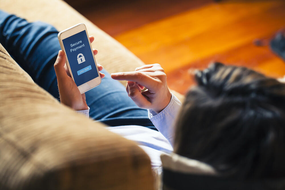decentralized-identity Customer making mobile payment