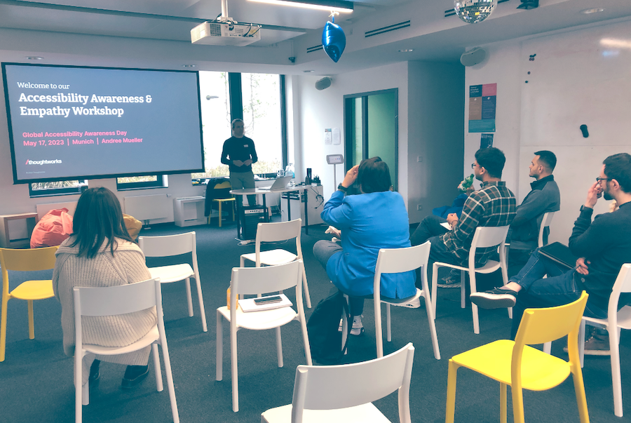 Thoughtworker Andree Müller introduces his audience in Munich to the Accessibility awareness and empathy workshop.