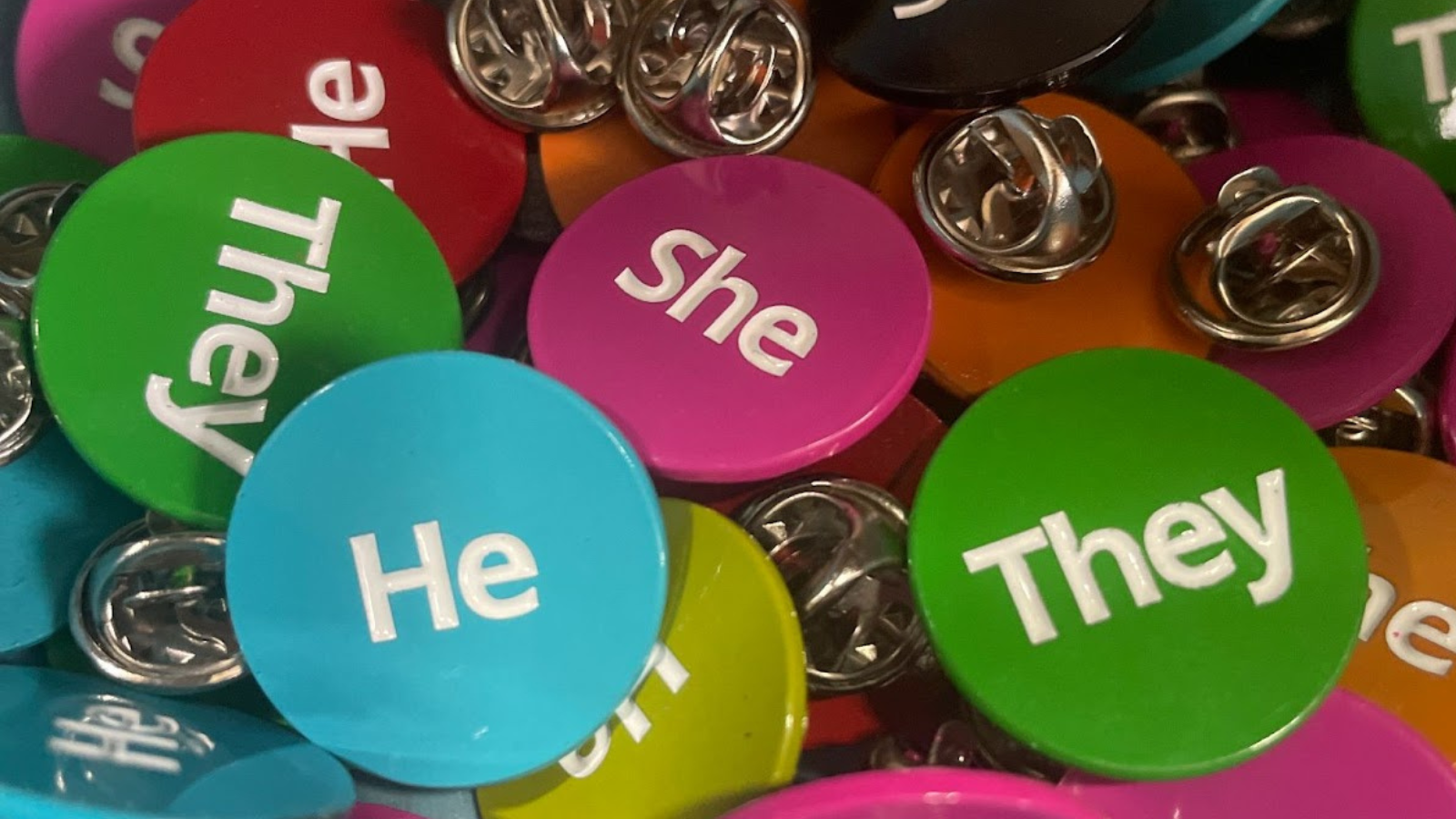 Photo of pronoun badges