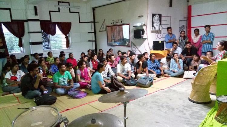 Shalini Singh — journalist and PARI founding member — shares her experiences of reporting on Odisha’s Anti-POSCO agitation with students of Shantiniketan.