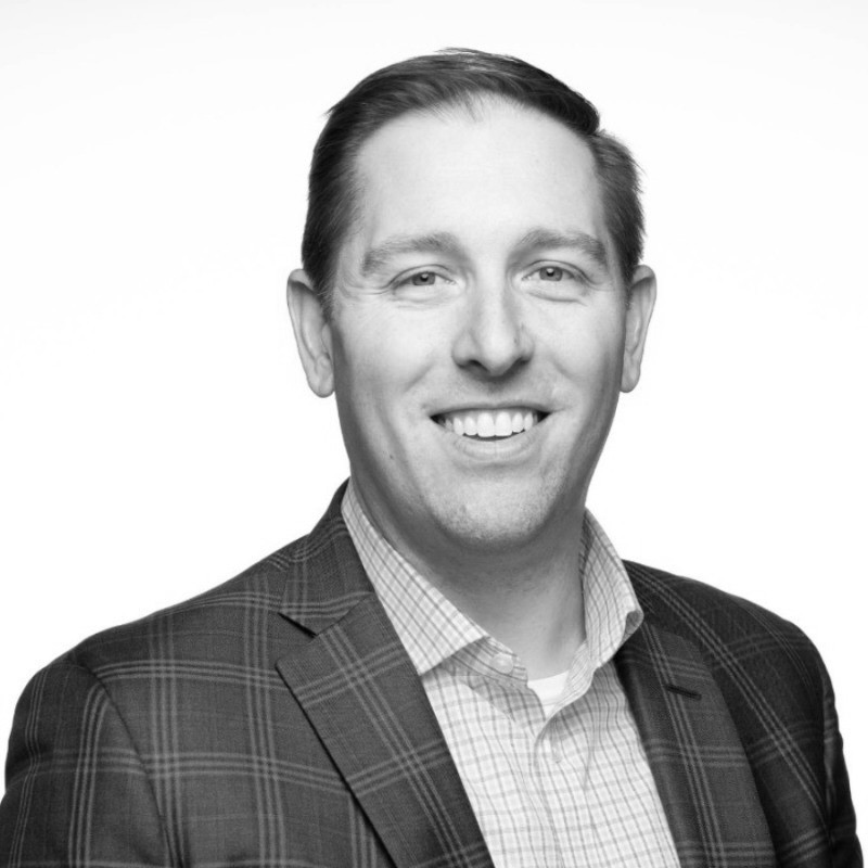 Headshot Alex Luttschyn