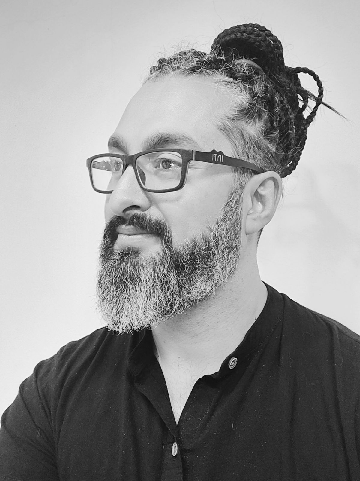 Eduardo Meneses in front of bookshelves