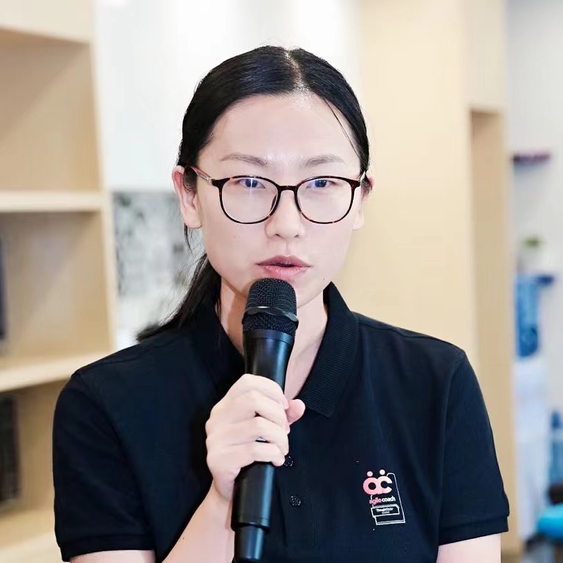 Image of Kui Gong speaking into a microphone