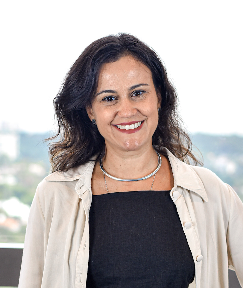 imagem-em-cores-do-rosto-de-uma-mulher-sorrindo-fundo-borrado