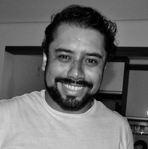 homem_negro_sorrindo_de_camiseta_branca_wigor_correa_diretor_thoughtworks_brasil homem_negro_sorrindo_de_camiseta_branca_wigor_correa_diretor_thoughtworks_brasil